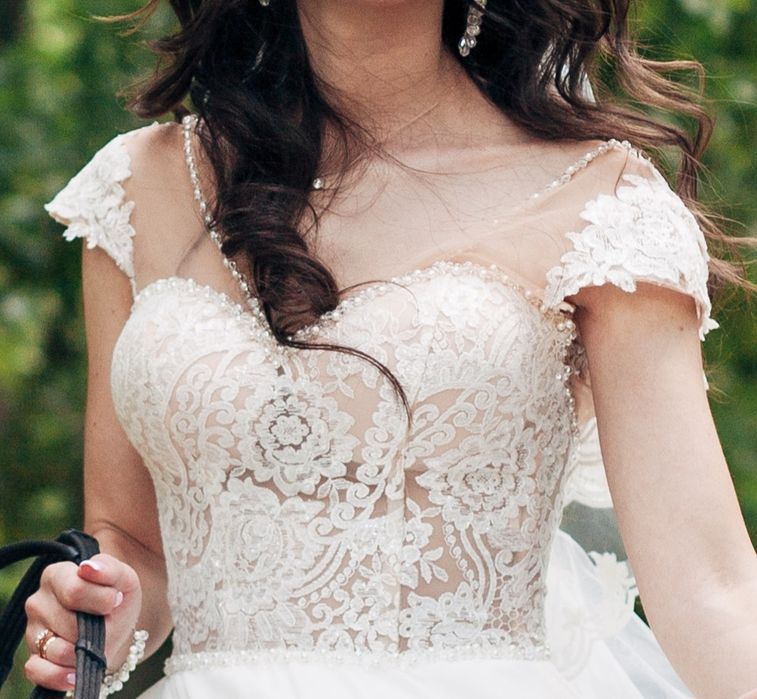 Весільна сукня з відкритою спиною та шлейфом 42 розмір