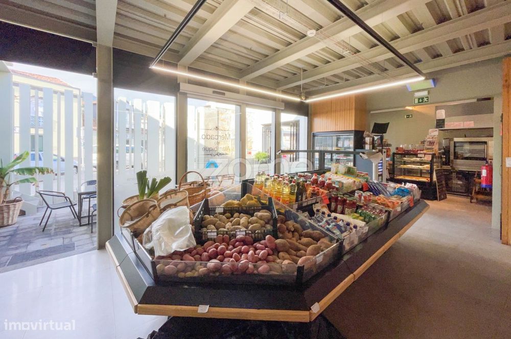 Espaço Comercial em Água de Pau