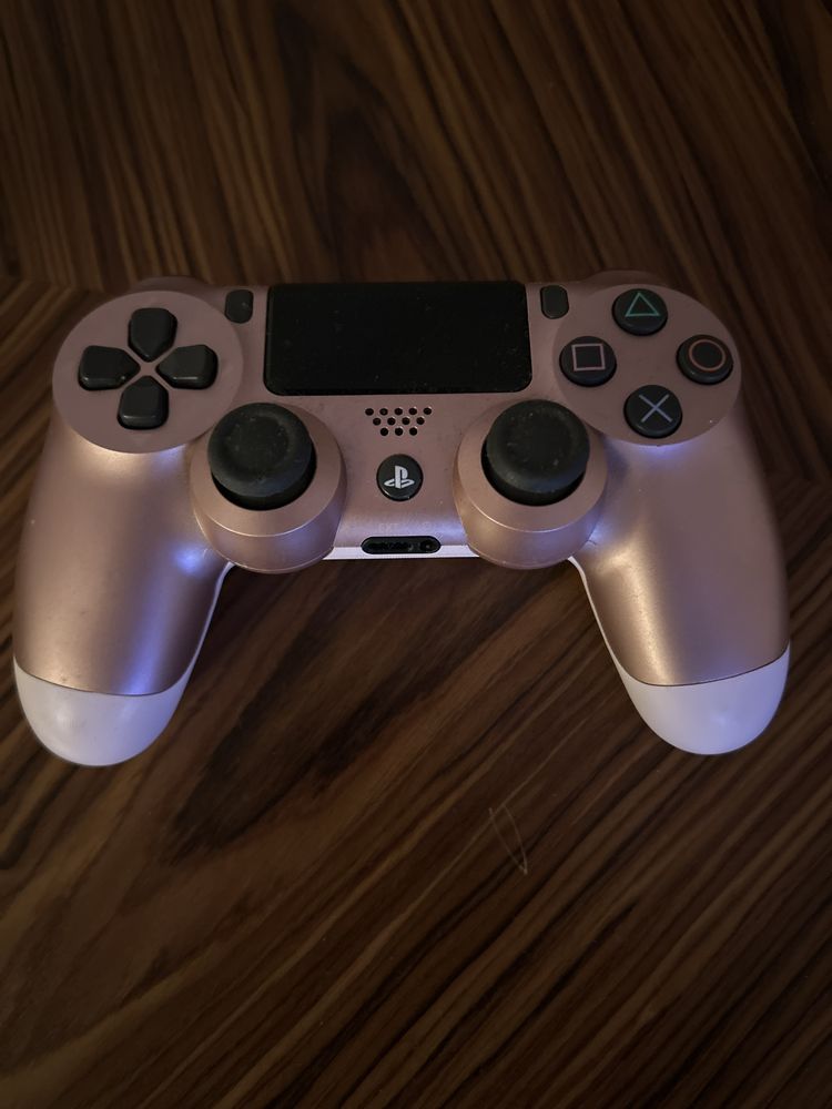 Playstation PS4 com 2 comandos incluidos e 3 jogos