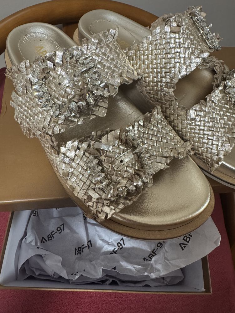 Sandalias douradas