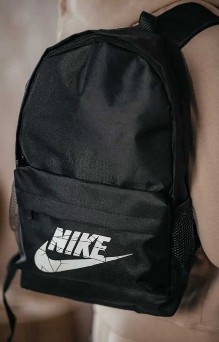 Універсальний чорний рюкзак Nike - легкий і міцний
