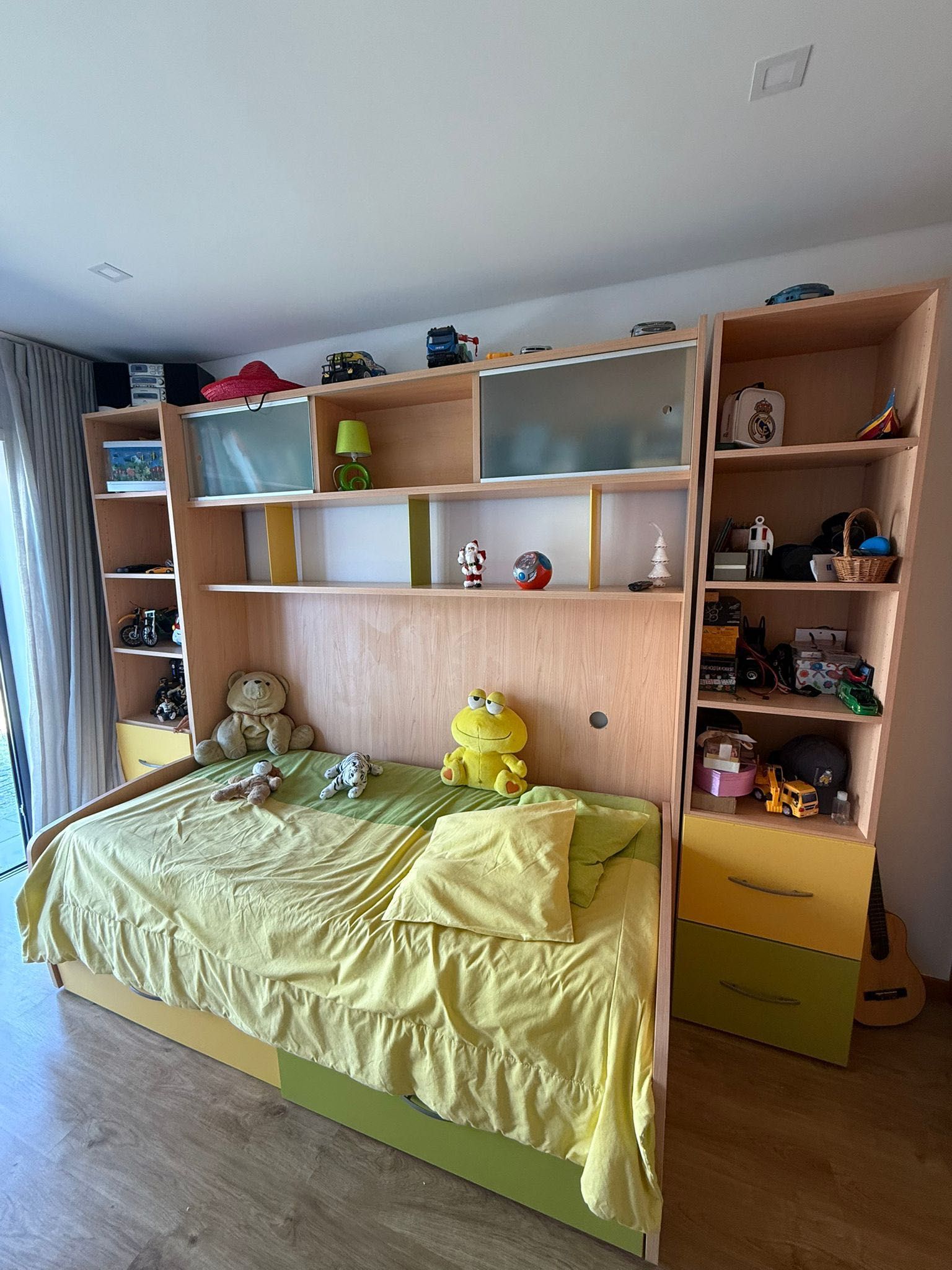 Móvel com cama em bom estado