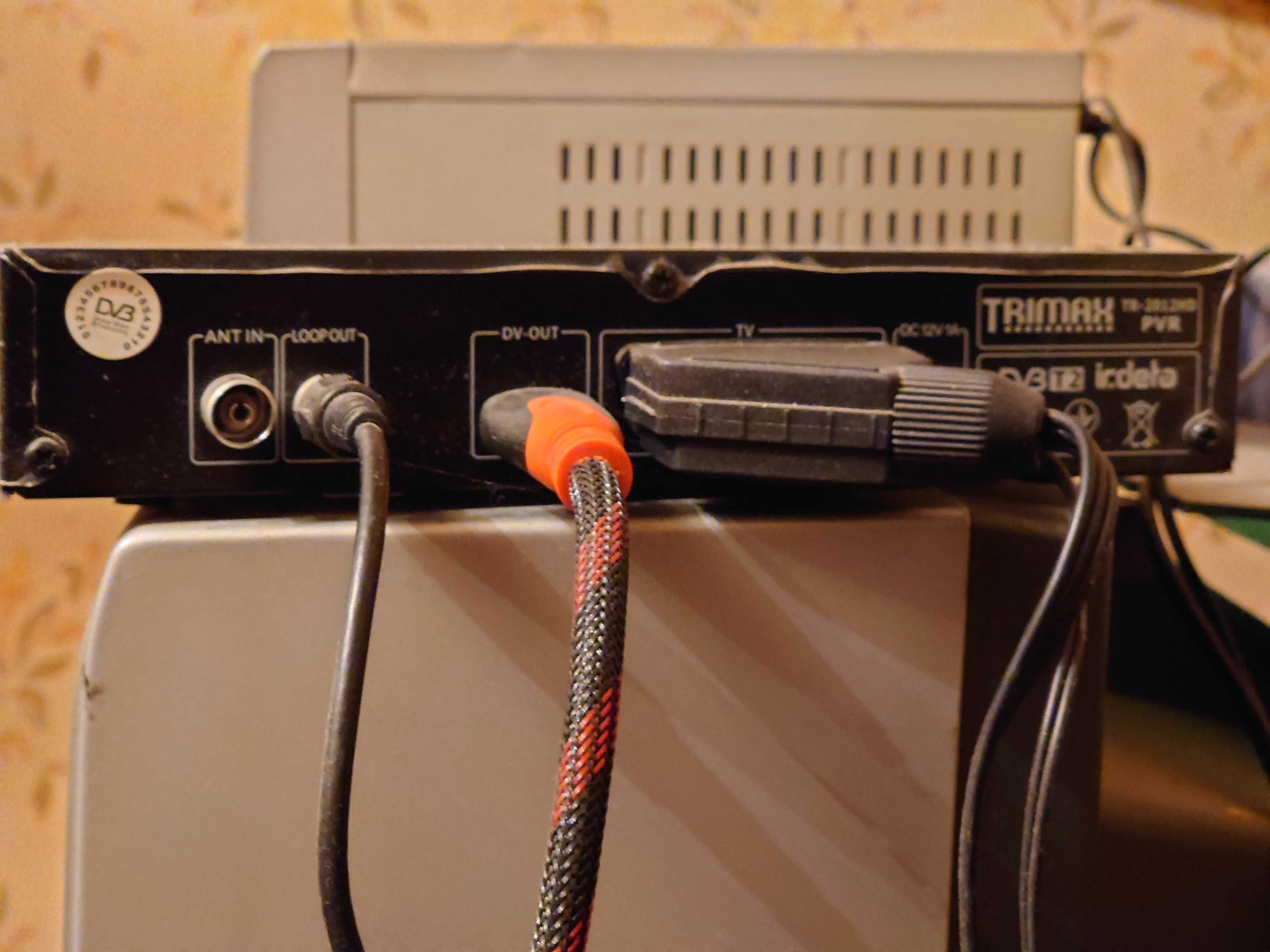 Телевизор SATURN LED32 HD800U (новый)+ресивер TrimaxTR-2012HDPVR (б/у)