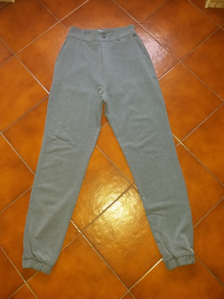 Calça clássica cor cinza da Pull&Bear