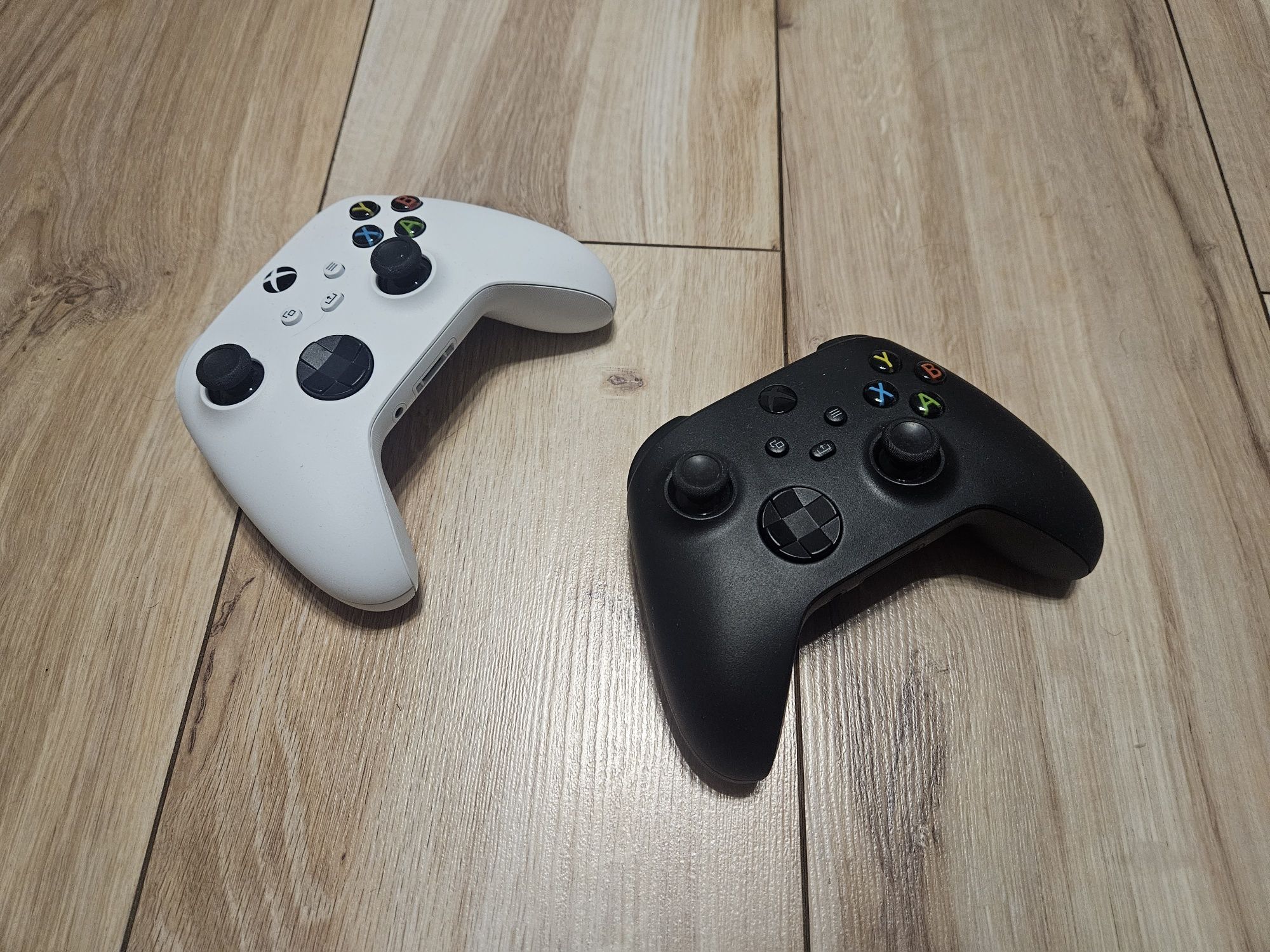 Konsola Xbox series X + 2 pady PRAWIE JAK NOWA!