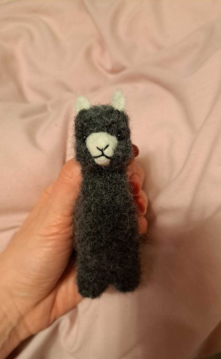 Lama pluszak maskotka z wełny naturalnej.