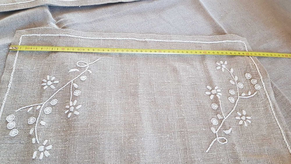 Lniany obrus i sześć serwetek ręcznie haftowany