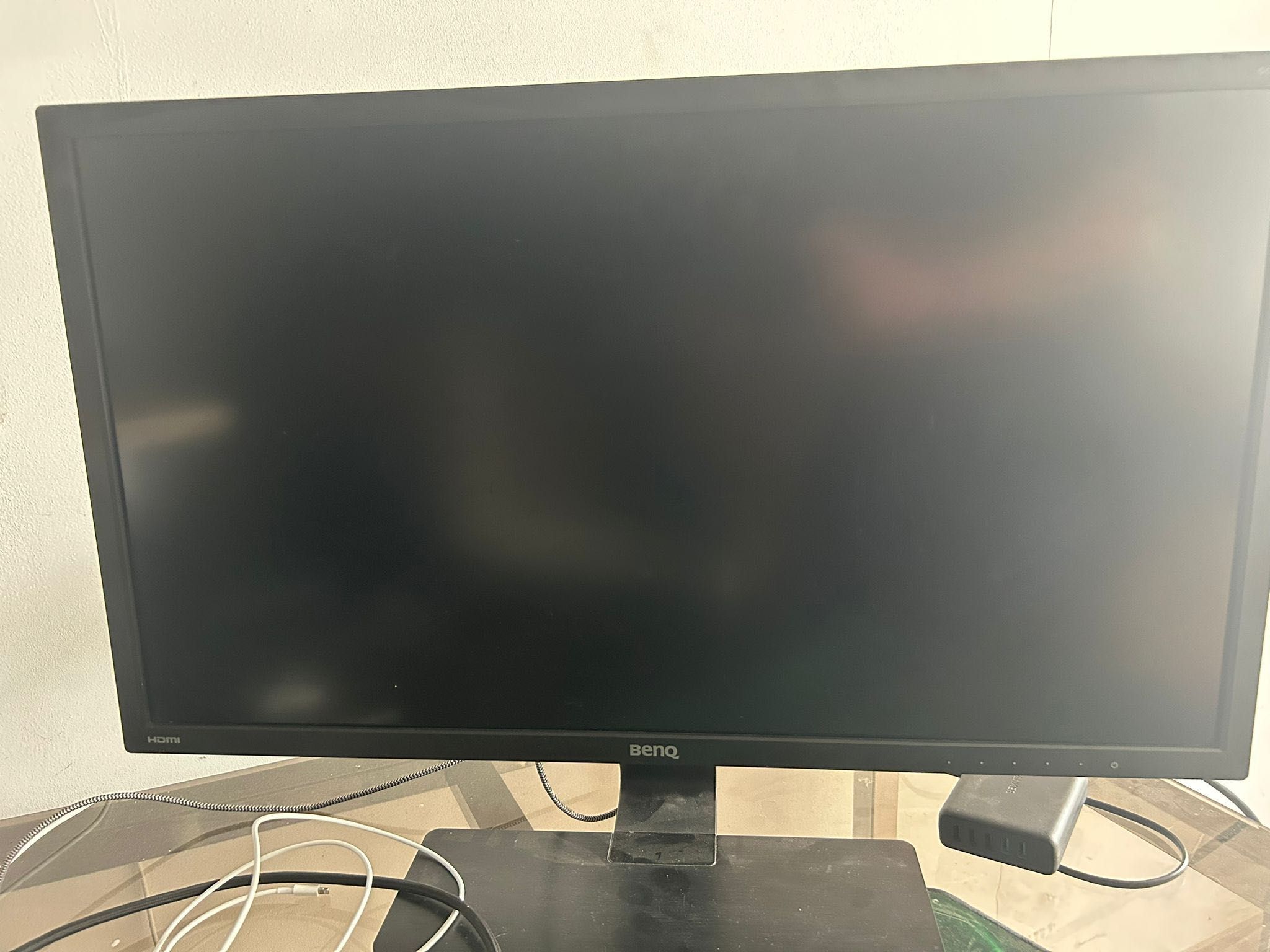 Dwa monitory – HP 24” i BenQ 28” – sprawne, z kablami