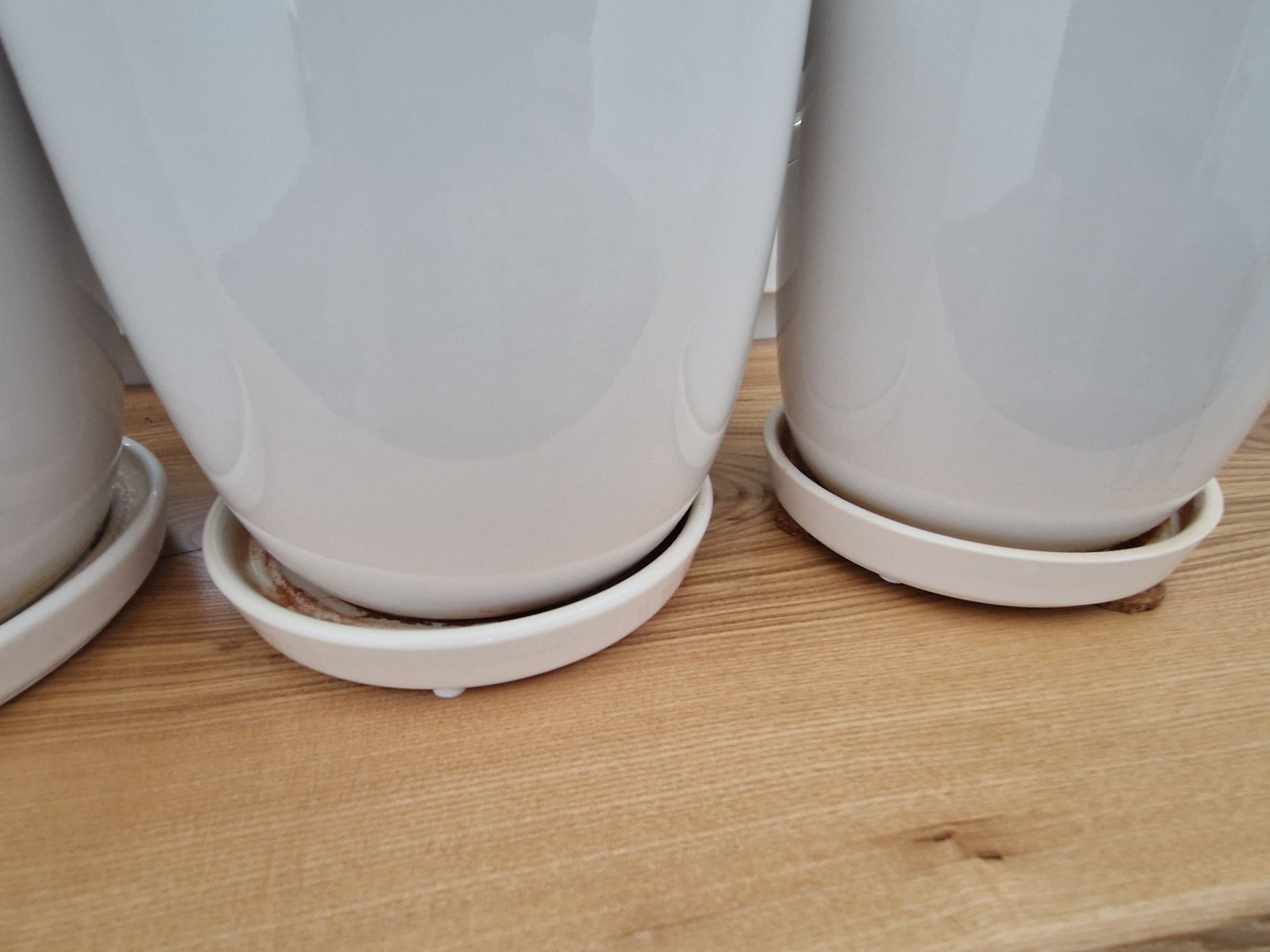Polnix, 4 doniczki białe ceramiczne z podstawką