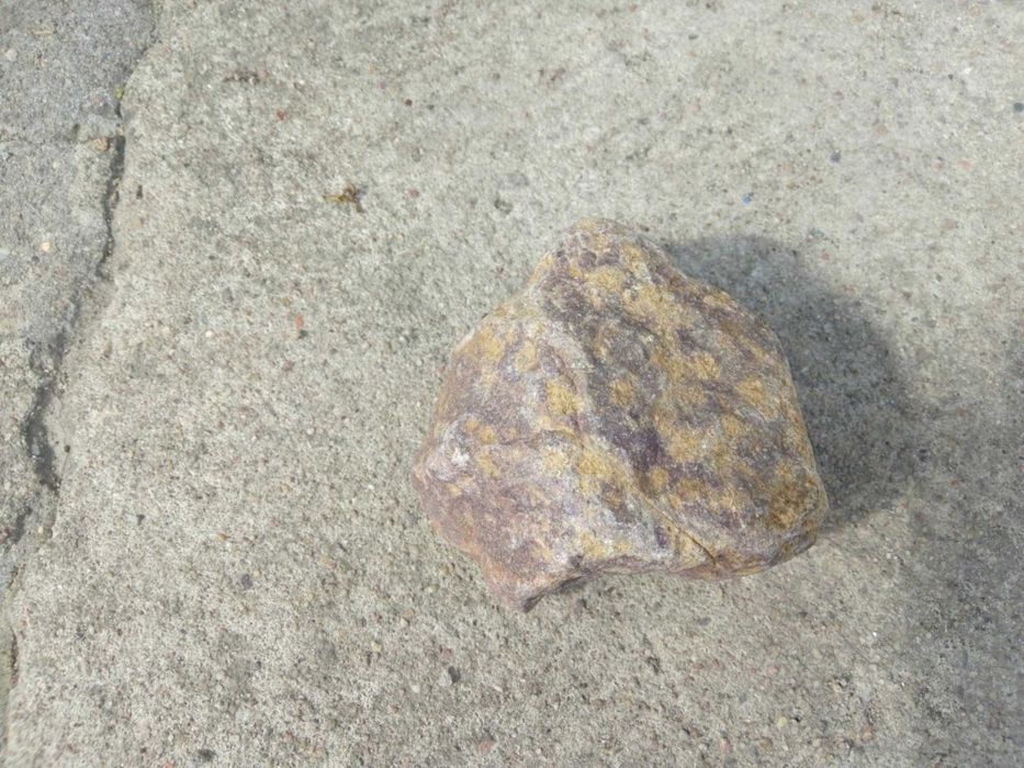 Kamień ozdobny krzemień minerał czert wiedźmi kamień wiedźmy talizman