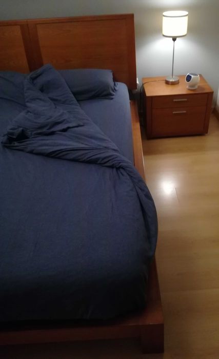 TREKU Cama + estrado + 2 mesas cabeceira