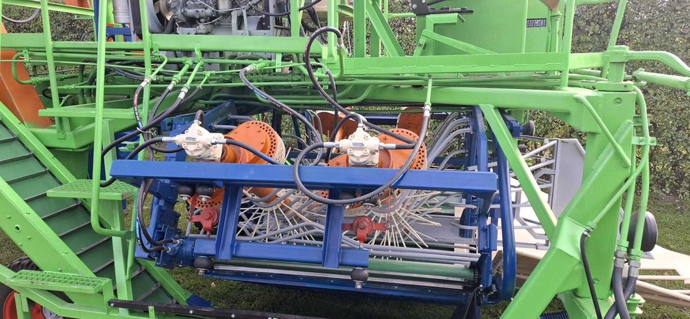 Sprzedam Kombajn porzeczkowy KPS-5
100% hydrauliczny