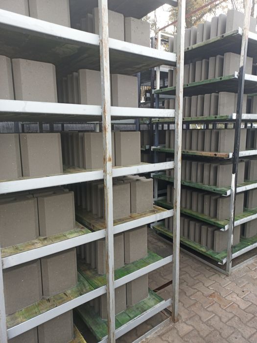 Panele ogrodzeniowe, słupki ogrodzeniowe, podmurówka betonowa