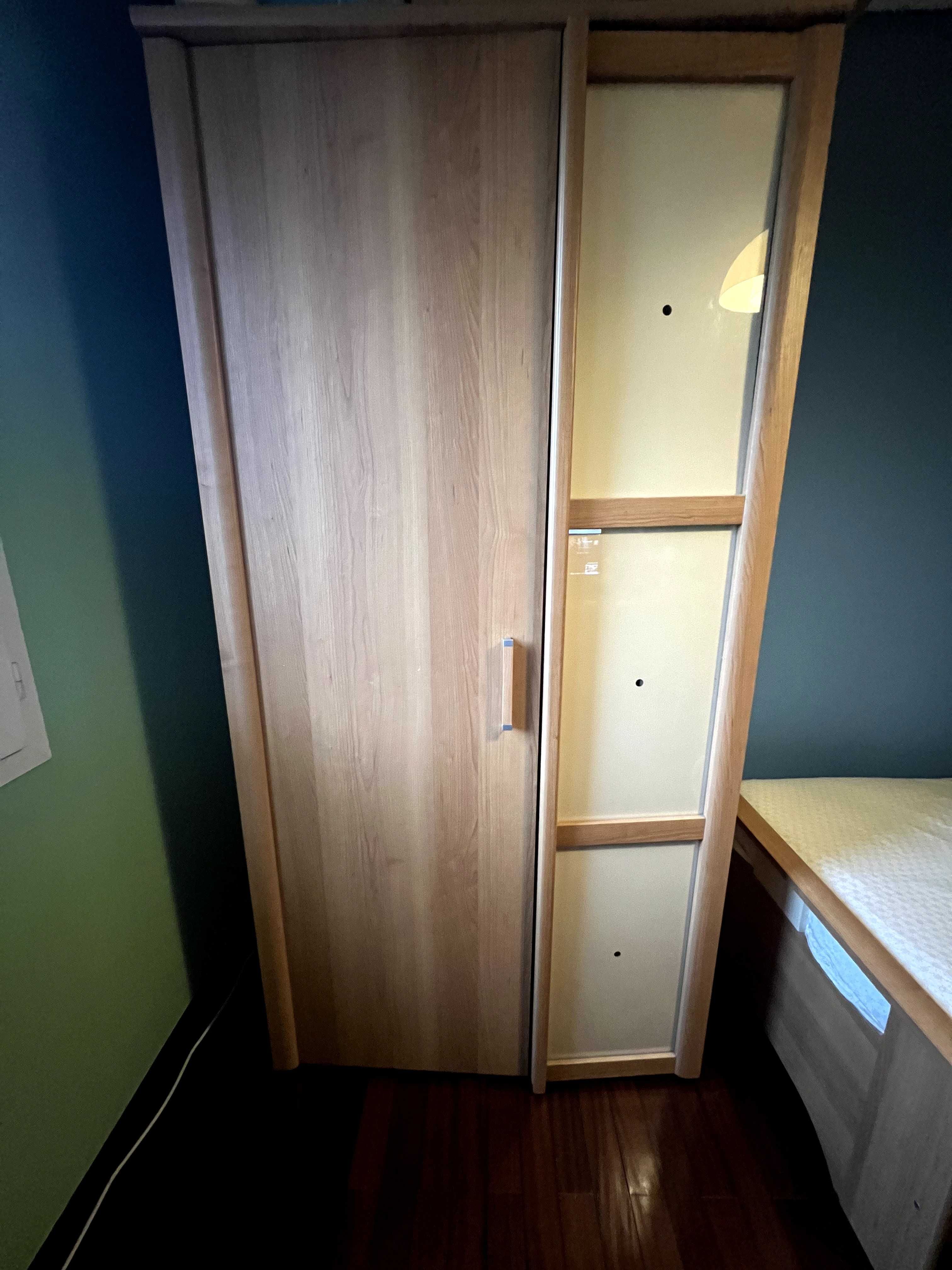Conjunto Cama de Solteiro com Guarda Roupa, Mesa de Cabeceira e Cómoda