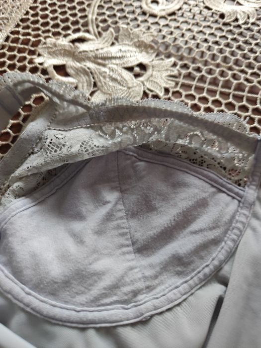 Body wyszczuplające z małą domieszką bawełny z koronką na regulowane r