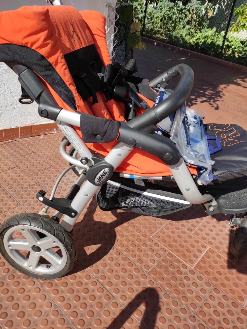 Trio da marca Jané Slalom Pro - carrinho de passeio, alcofa, e cadeira