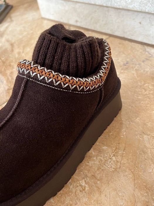 Шоколадні угги на тепленькому кожушку для створення довершеного стилю.