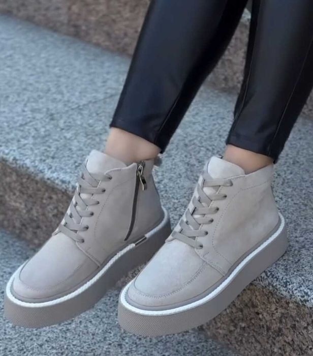 Фірмові замшеві ботинки від Astini De Luxe.