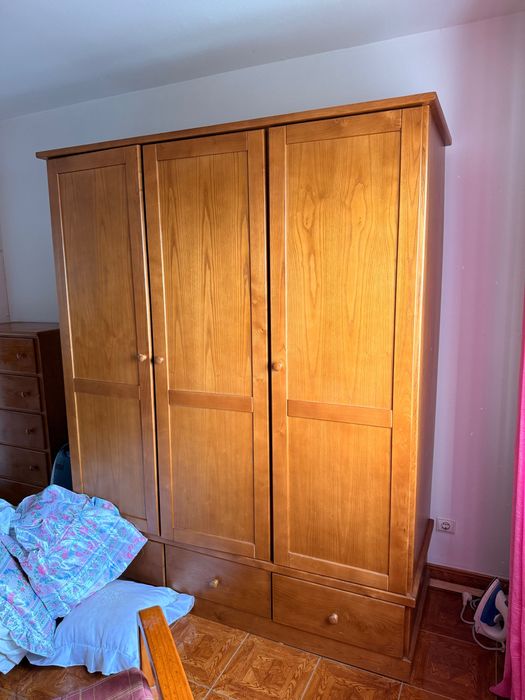 Cama, mesas cabeceira, cómoda e roupeiro