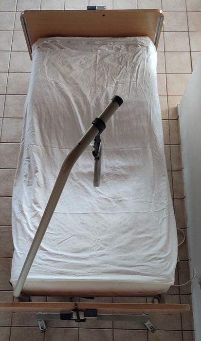 Cama hospitalar com ajuste elétrico de altura e inclinação