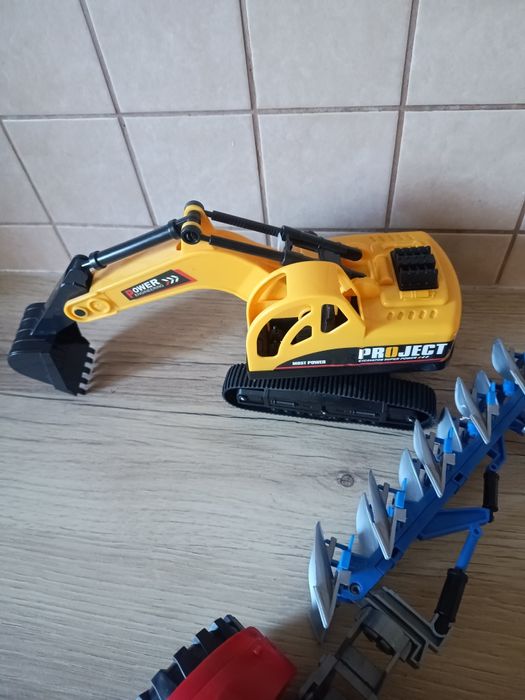 Traktor z pługami koparka zestaw