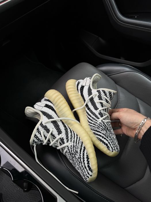 Adidas Yeezy Yzy Boost 350 Zebra V2 Sneakers