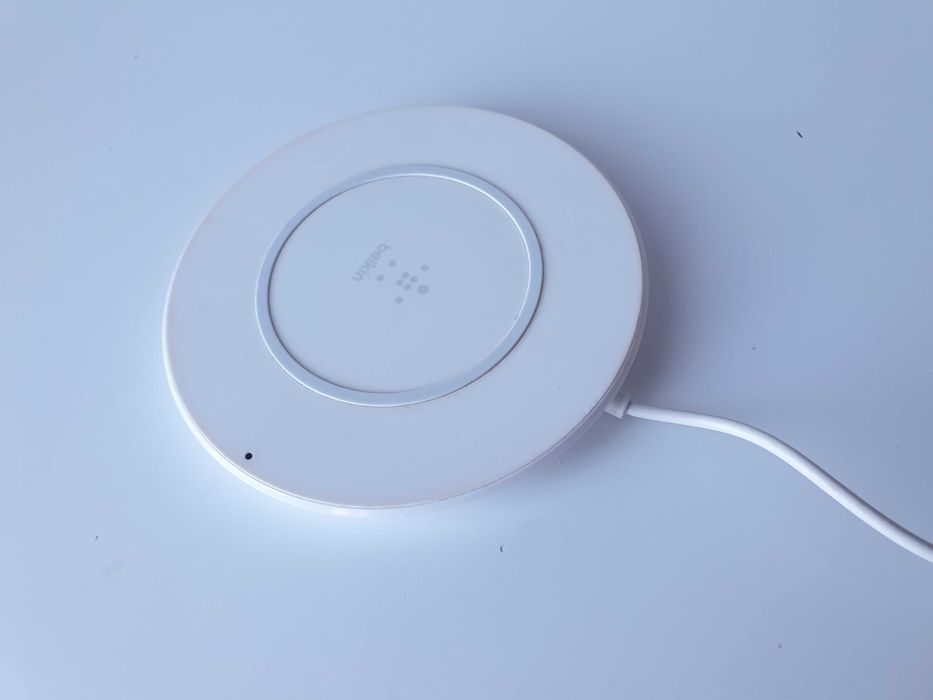 Беспровідна зарядка Belkin F7U027 + зарядне