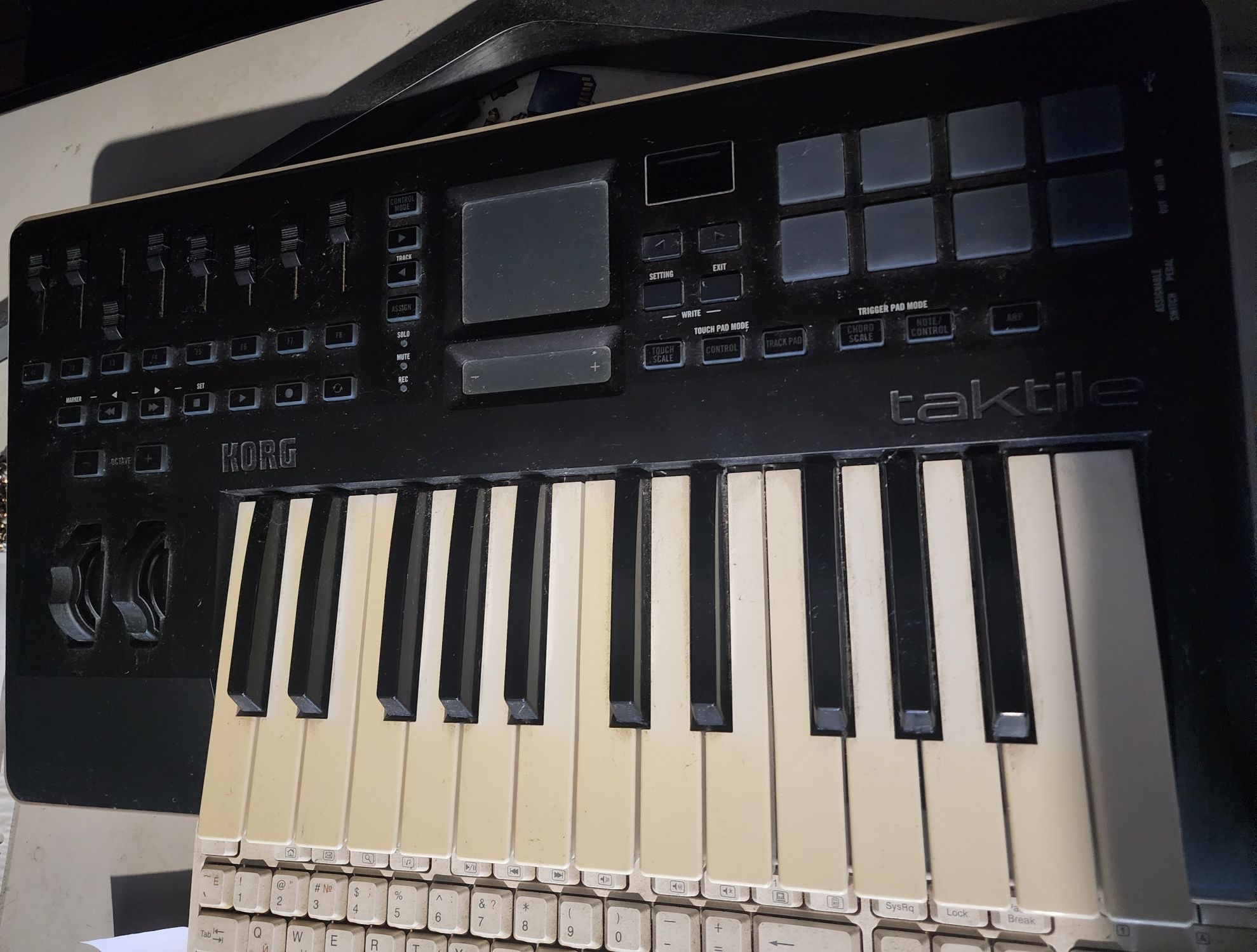 Миди клавиатура  Korg tactile 25