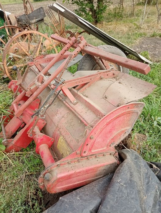 трактор Shibaura P17f в робочому стані з додатковим обладнанн