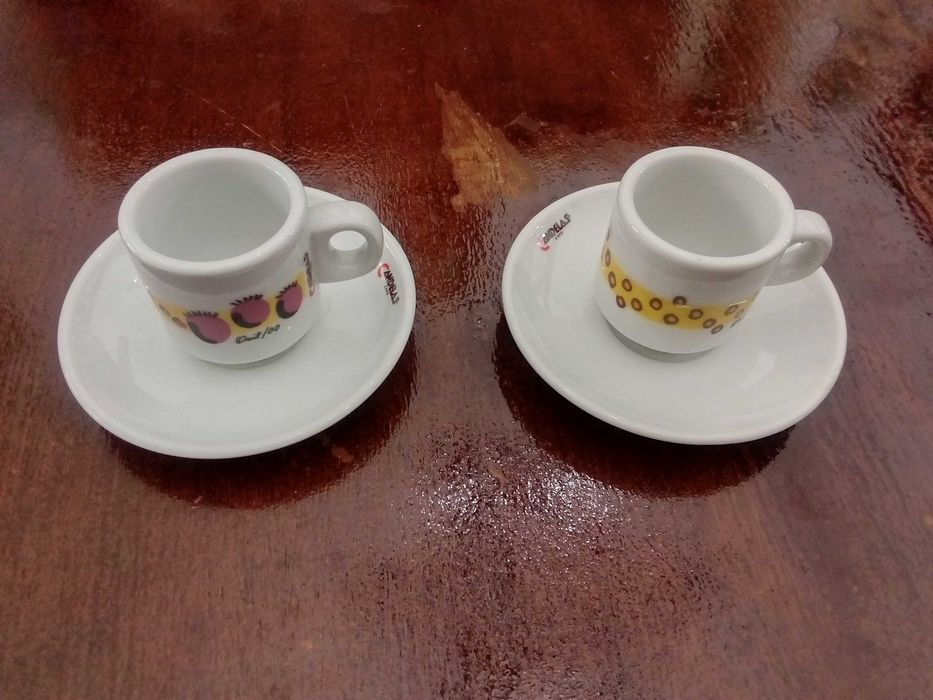 Vendo duas chávenas de café Candelas Onil/00 com pires