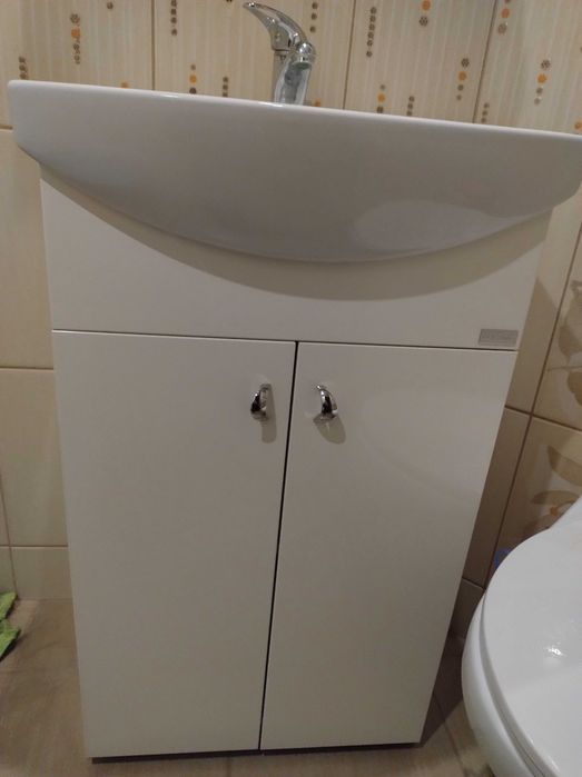 Szafka łazienkowa wraz z umywalką oraz baterią