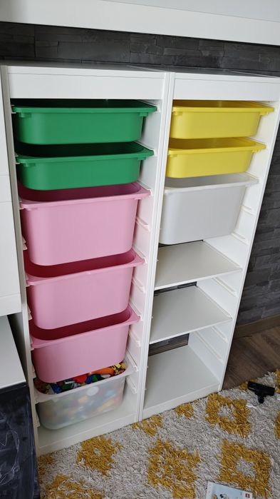 Regał IKEA TROFAST z pojemnikami – biały zestaw do pokoju dziecięcego
