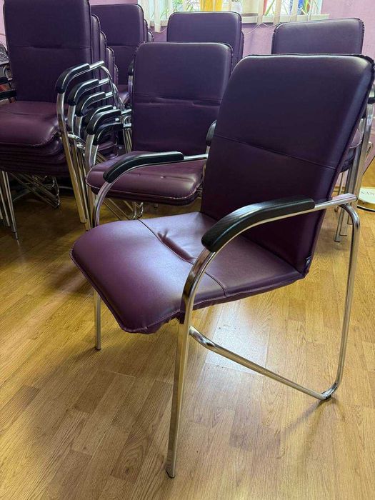 столи кресла офісні багато тумби шкафы