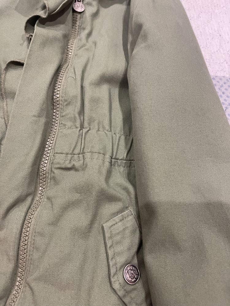 Parka verde menina