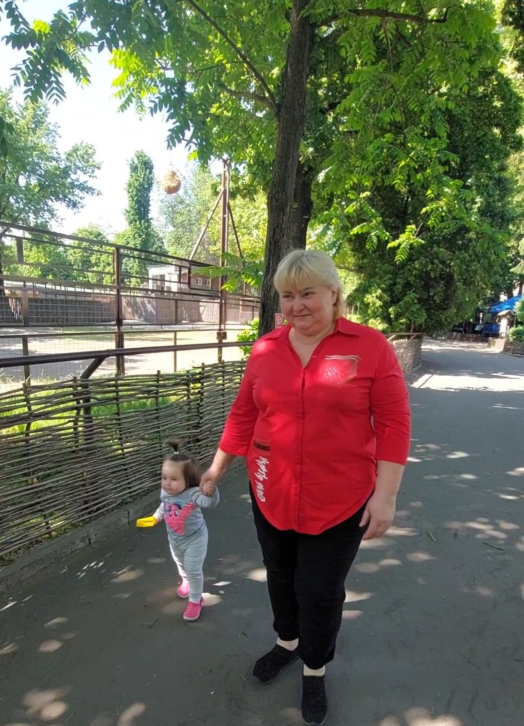 Няня для ваших діток у себе в приватному будинку.