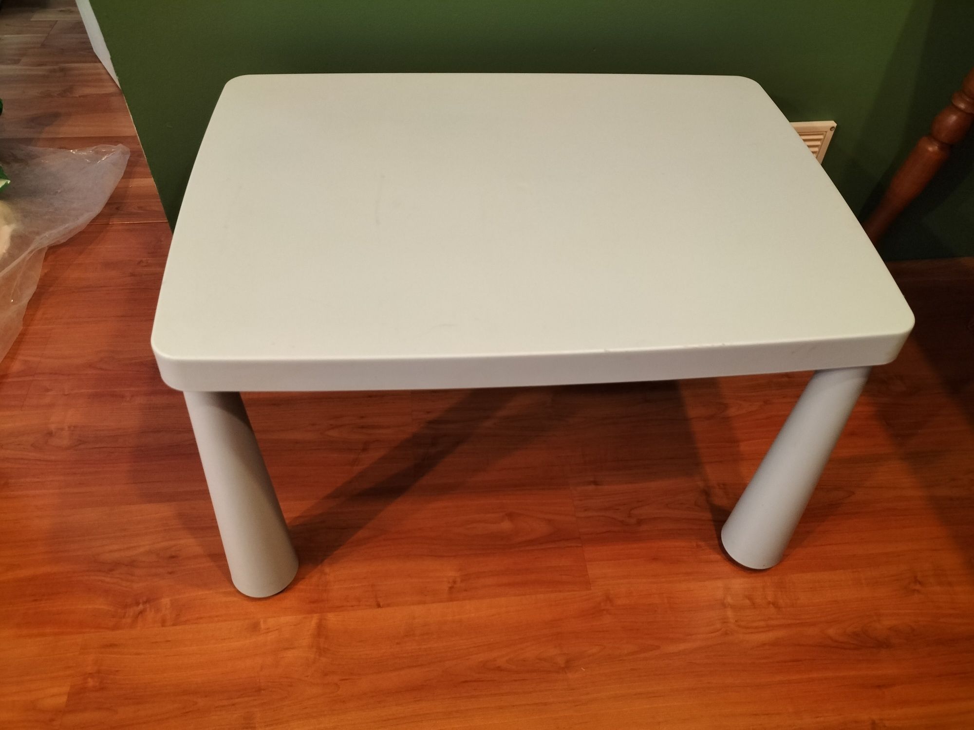 Stolik dziecięcy Ikea Mammut plus dwa krzesła