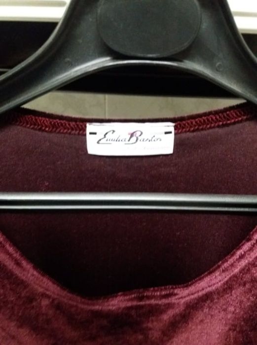 Blusa aveludada cor bordeaux tamanho L, marca Emília Bastos