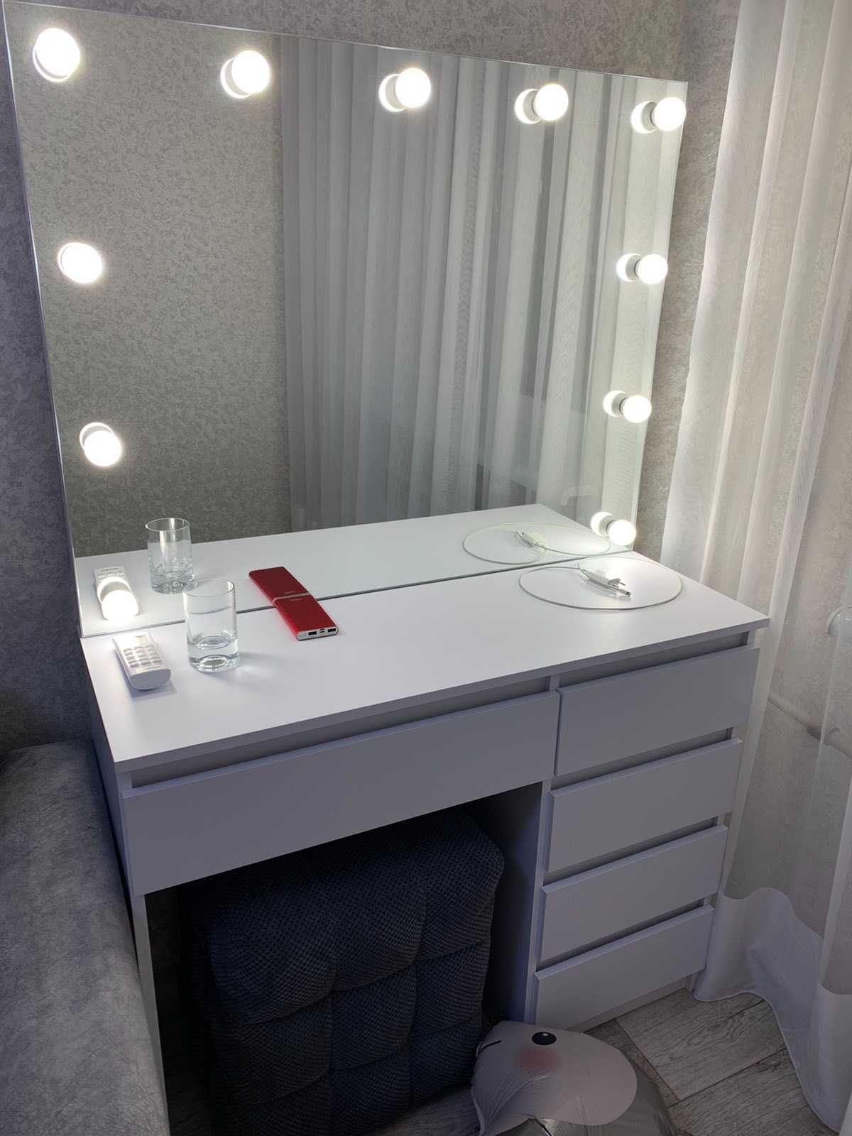 Красивий туалетний столик з дзеркалом та підсвіткою для макіяжа, трюмо