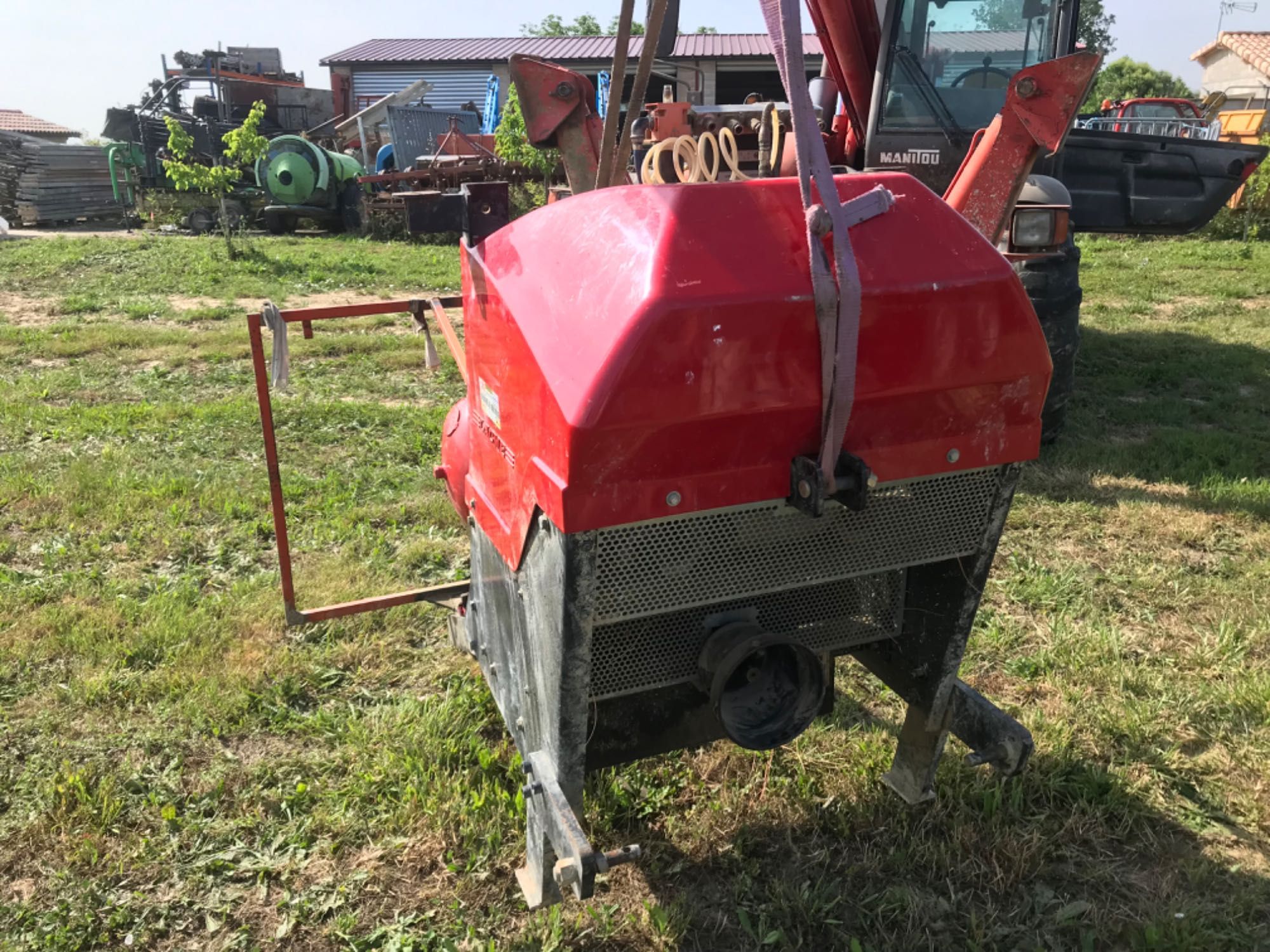 Juntador de fenos,grade de discos,compressor