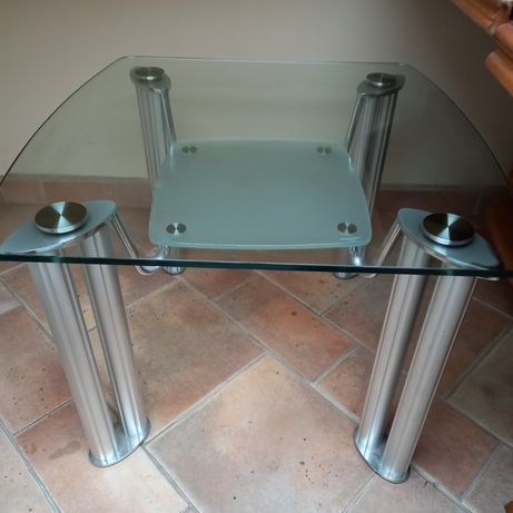 Stolik szklany z metalowymi nogami