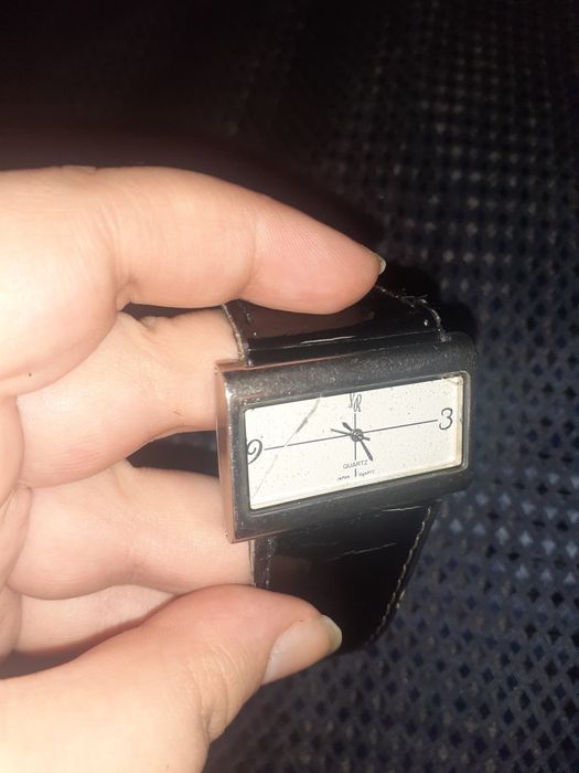 Наручные часы с прямоугольным циферблатом белые