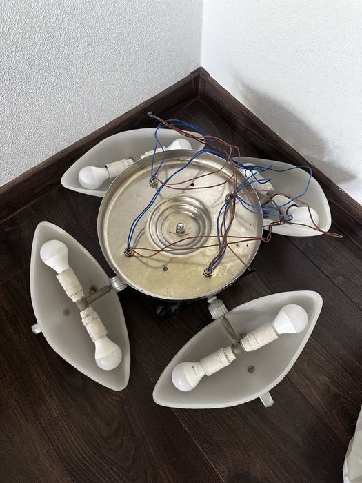 Яскрава класична люстра з LED лампочками