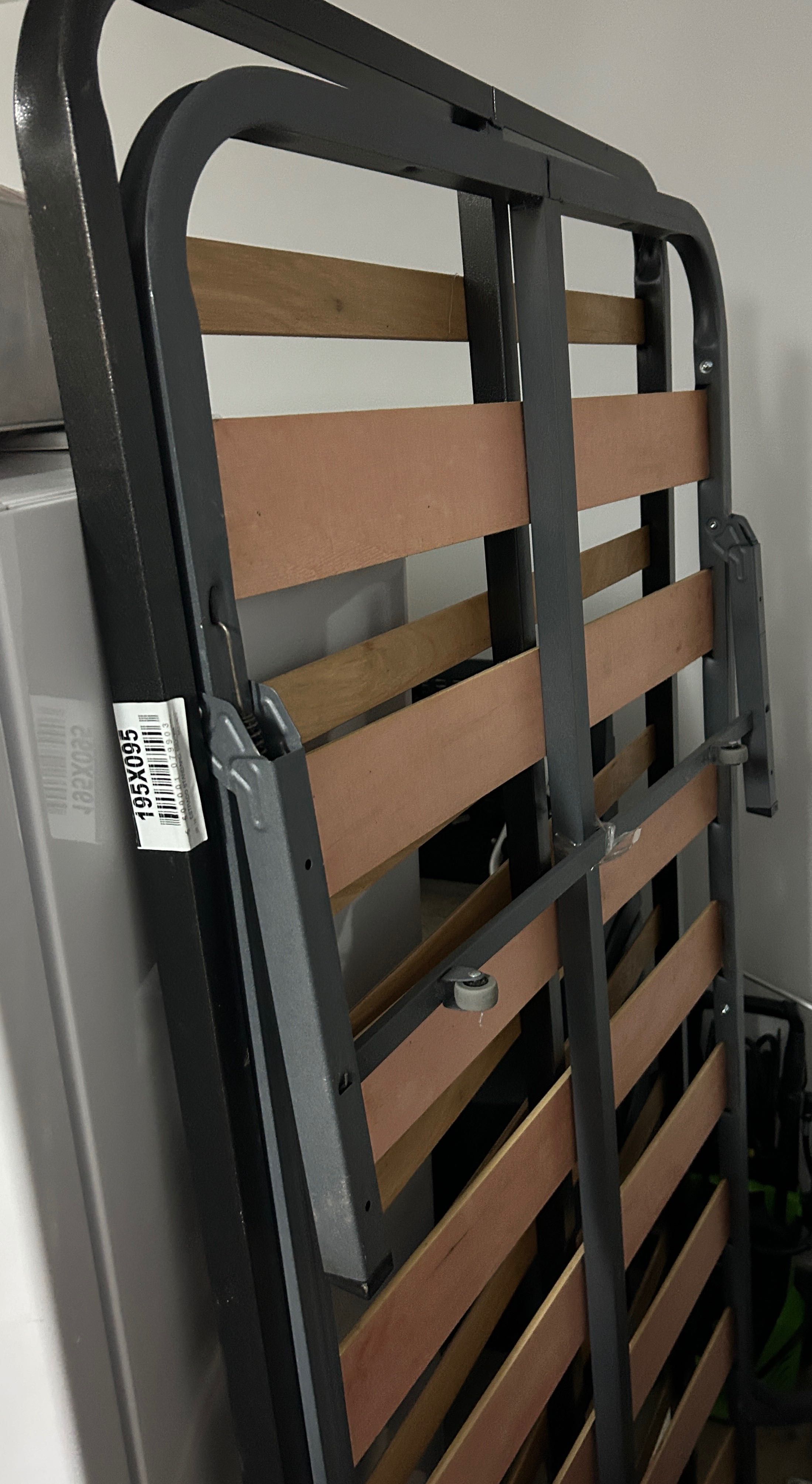 Vendo cama 195x95 dupla com colchões, cubo e prateleira