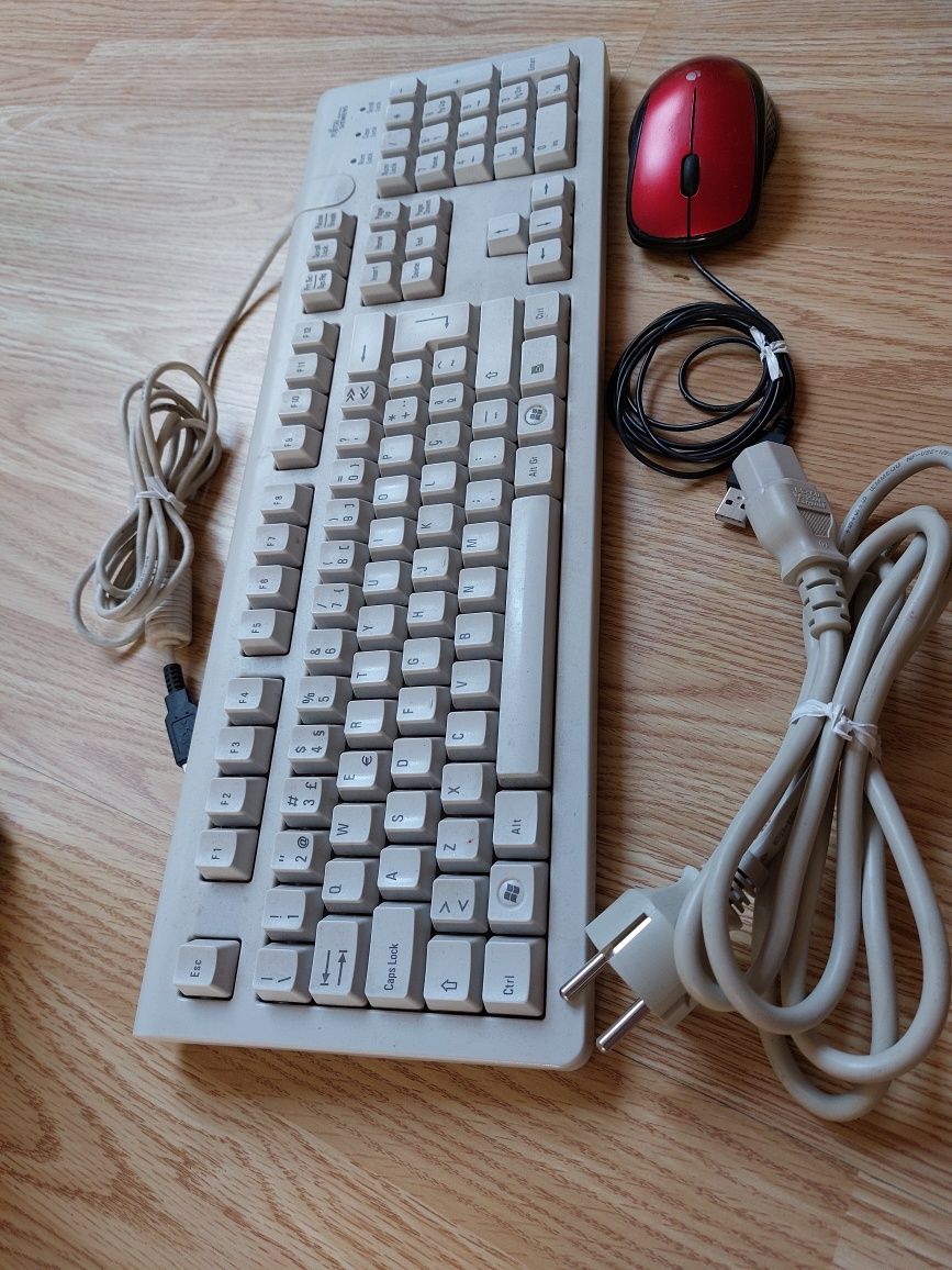 Torre Fujitsu com teclado e rato