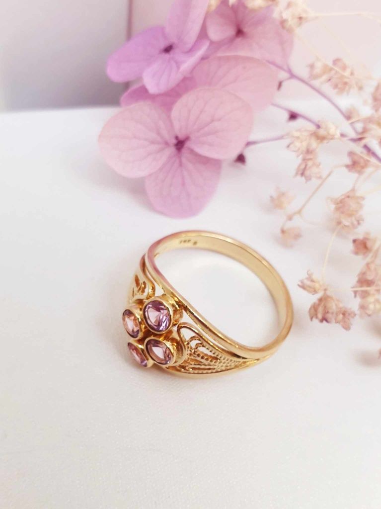 Złoty pierścionek z różowymi oczkami
