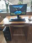 Komputer PC z monitorem klawiaturą i okablowaniem