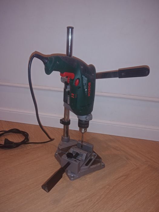 Wiertarka Bosch na statywie z imadłem