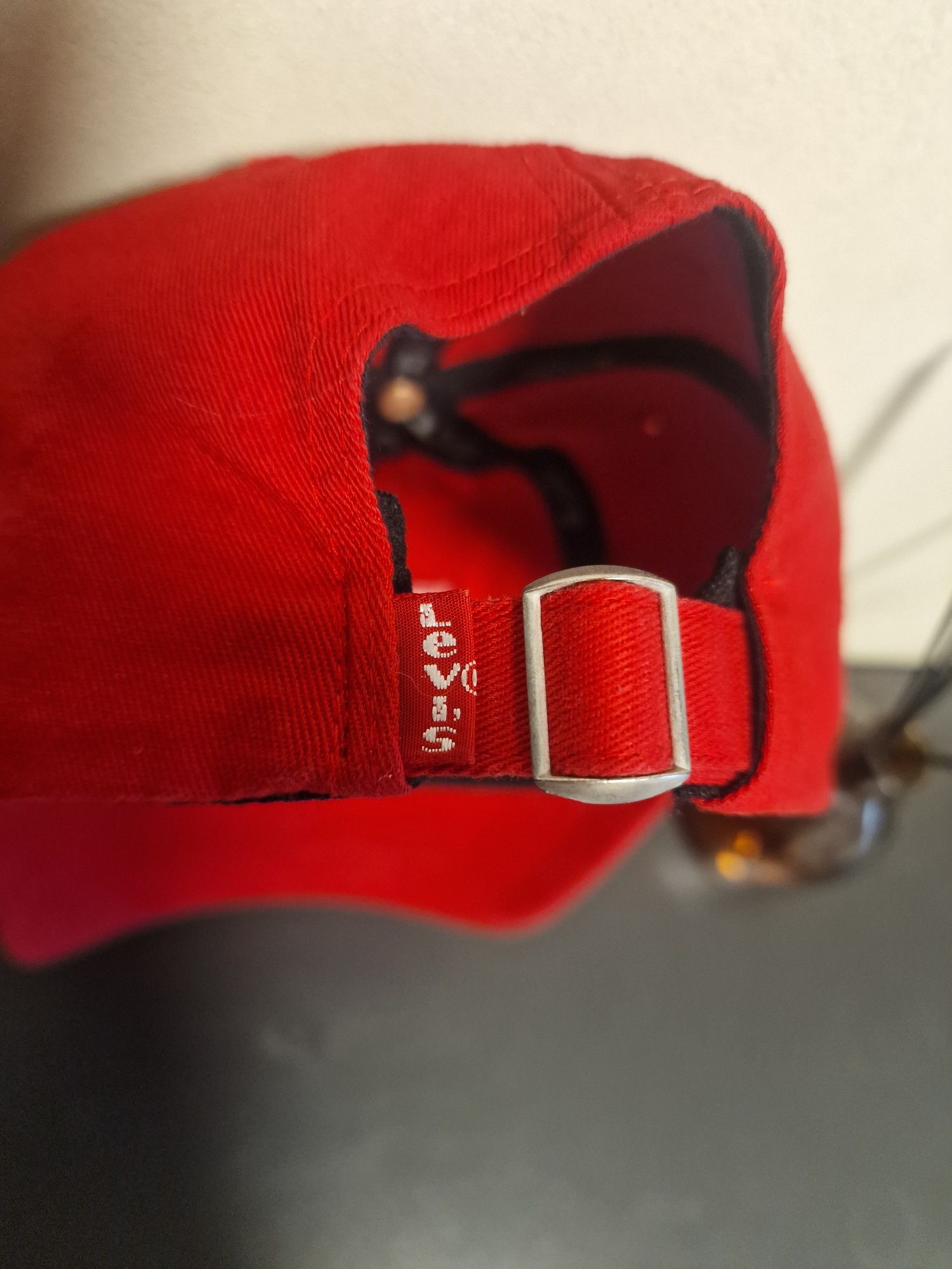 Стильна оригінальна червона  кепка Levi’s