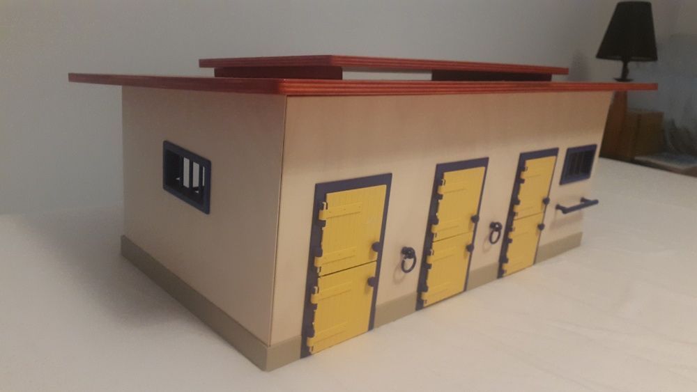 cavalariça com animais e atrelado