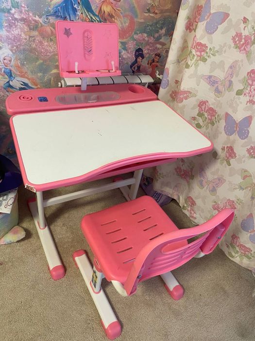 Дитячий столик та стільчики . Зростаюча парта .